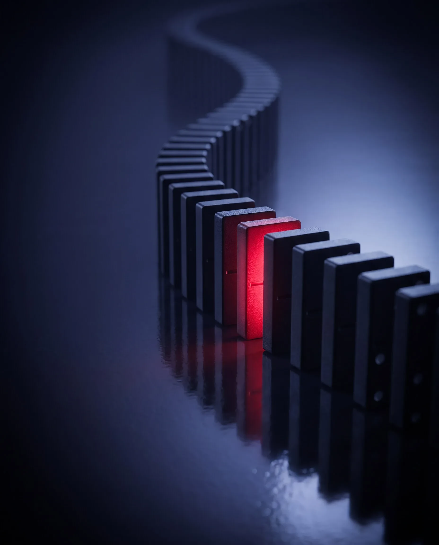 Biri kırmızı parlayan siyah domino sırası