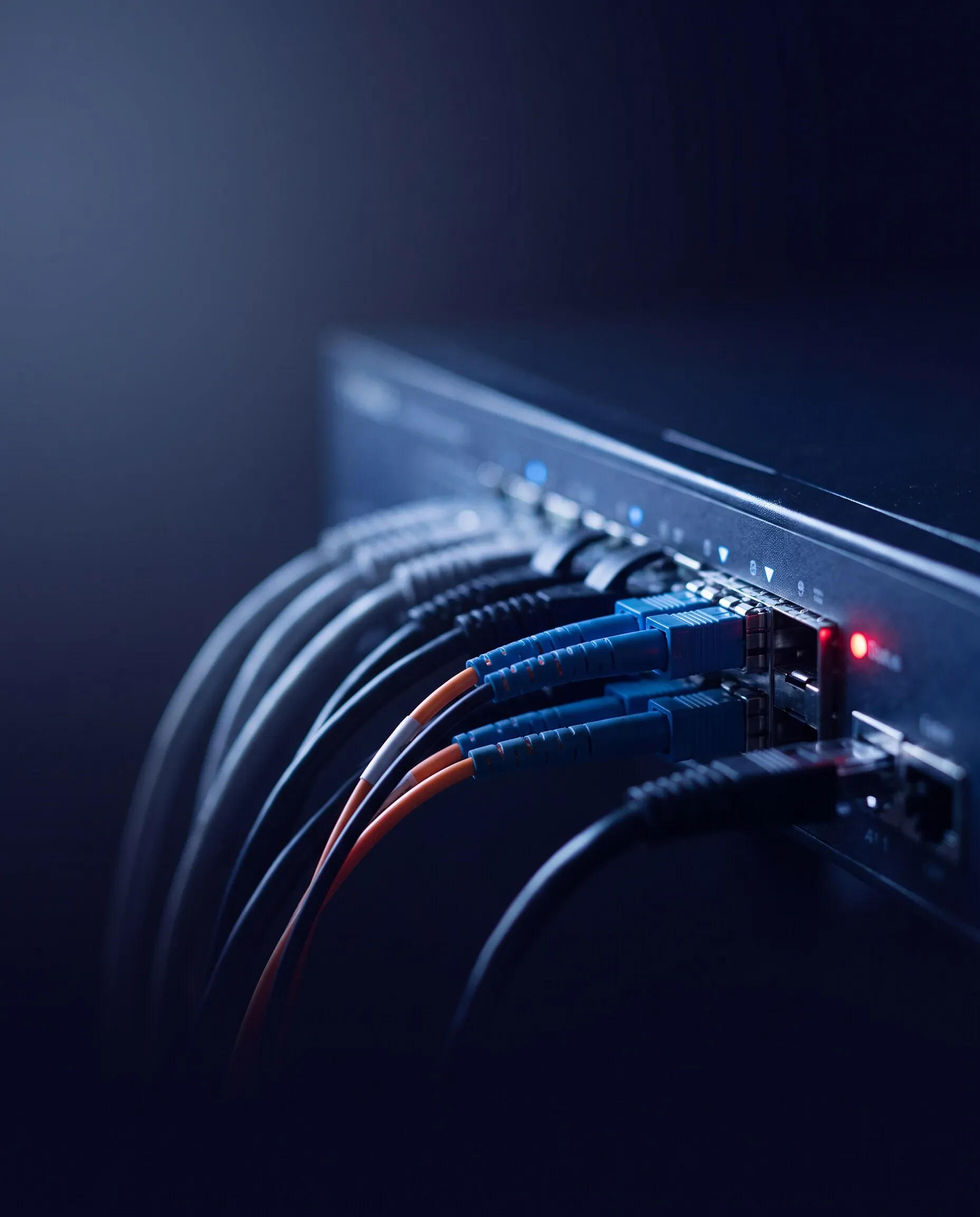 Portlarına fiber ve bakır kablolar takılı ağ anahtarı